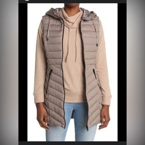 Bernardo hooded long puffer vest s/p. Color is frappe